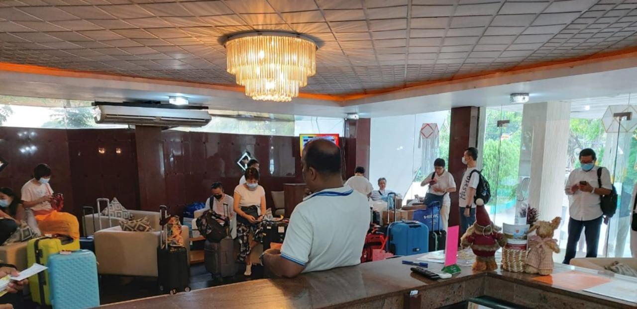 Good Wood Airport Hotel 카투나야크 외부 사진