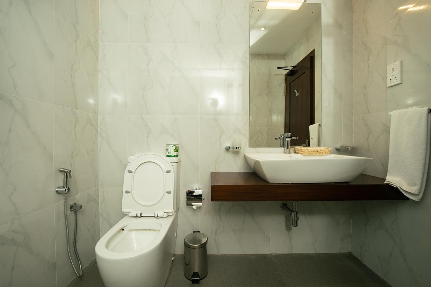 Good Wood Airport Hotel 카투나야크 외부 사진